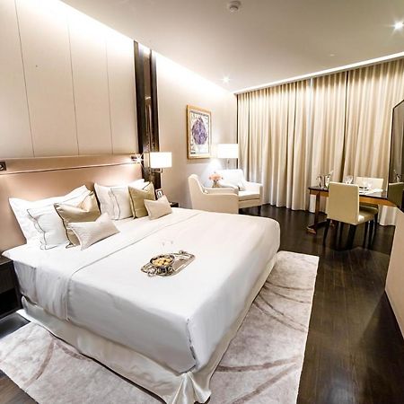 Ph Suites At Pavilion Bukit Bintang Kuala Lumpur Buitenkant foto A bedroom at the hotel