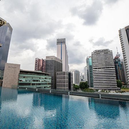 Ph Suites At Pavilion Bukit Bintang Kuala Lumpur Buitenkant foto The swimming pool at the 33rd floor of the hotel