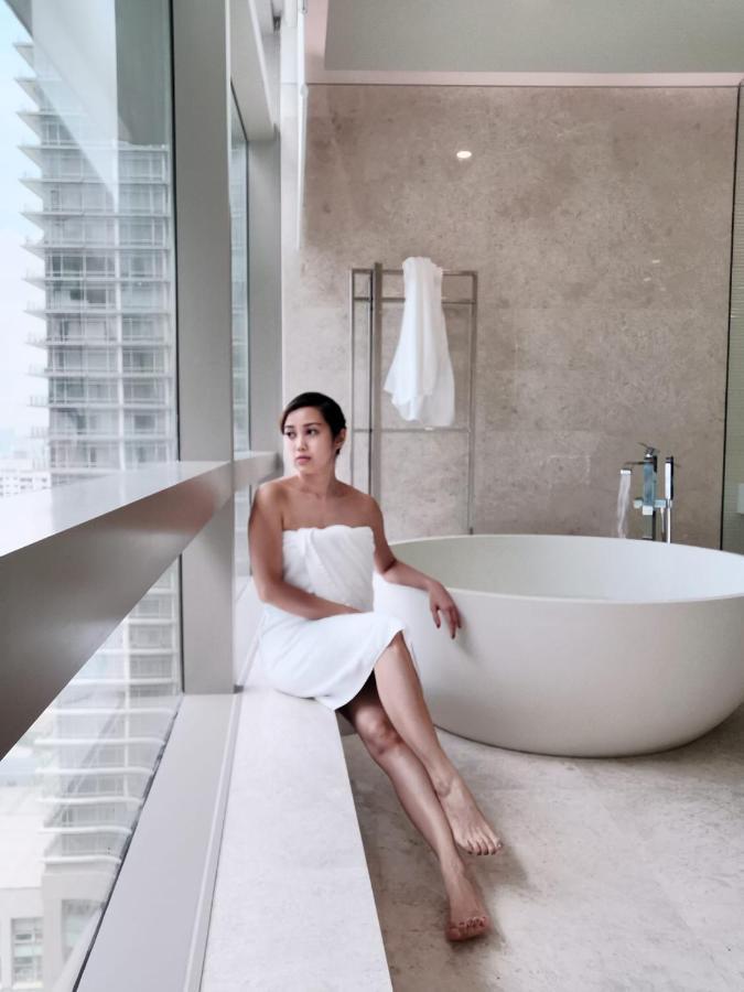 Ph Suites At Pavilion Bukit Bintang Kuala Lumpur Buitenkant foto A woman wrapped in a bath sheet